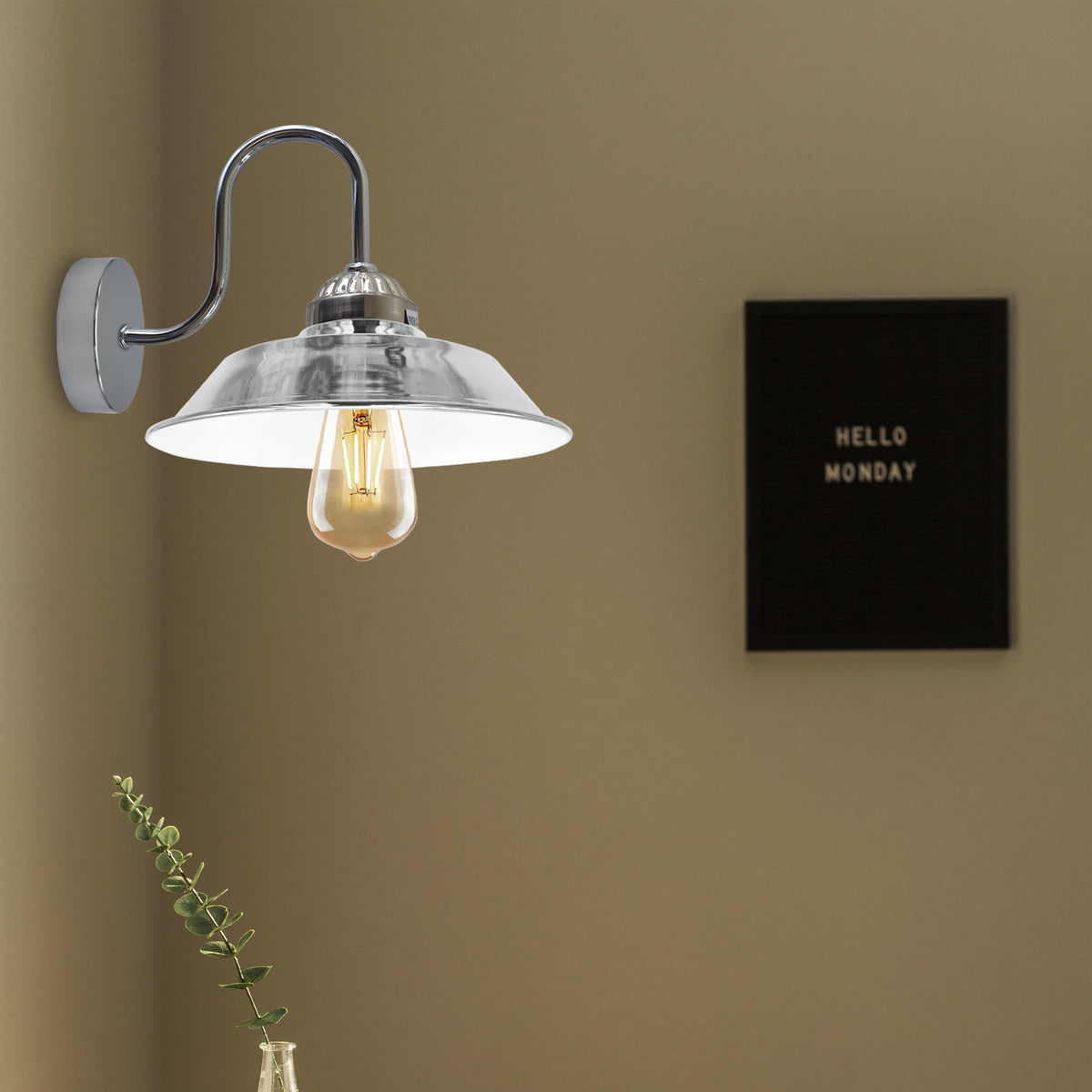 Moderne, industrielle, verchromte, an der Wand befestigte Innenleuchte, Metallleuchte, verchromt