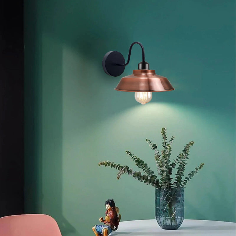 Wandlampe mit Metallschirm