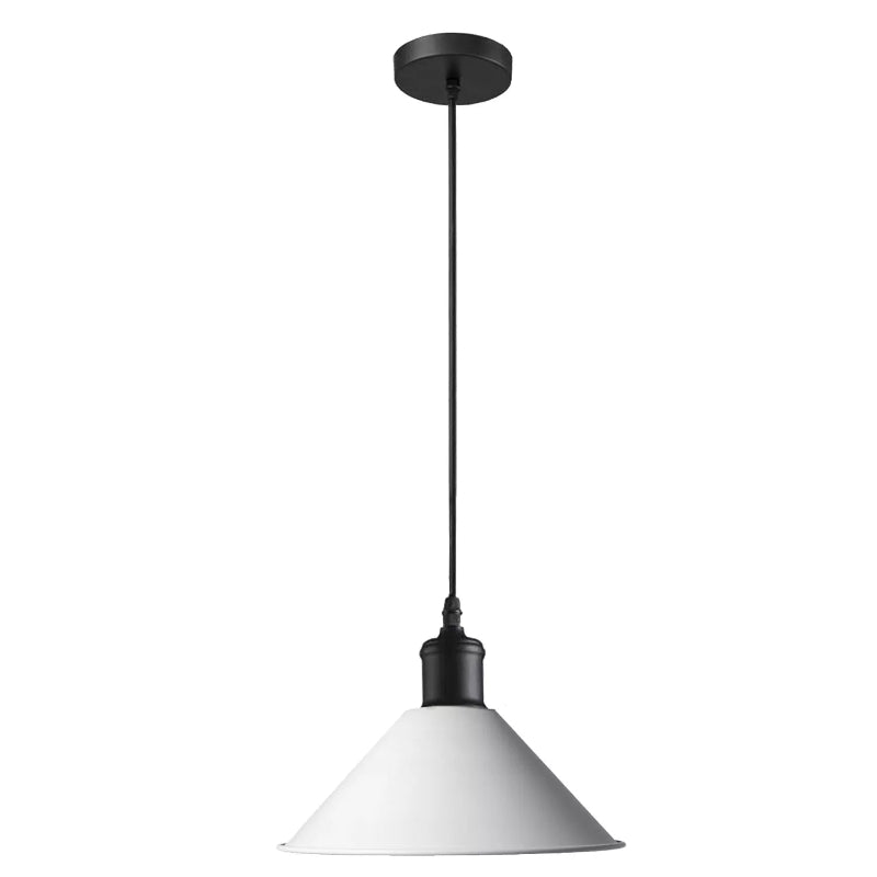 Minimalistische weiße Hängelampe aus Metall in Kegelform für die Treppe
