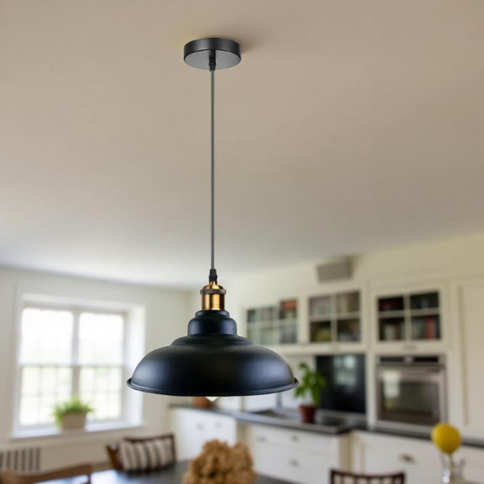Schwarze Pendelleuchte 32 cm über dem Esstisch in der Küche, höhenverstellbar.

