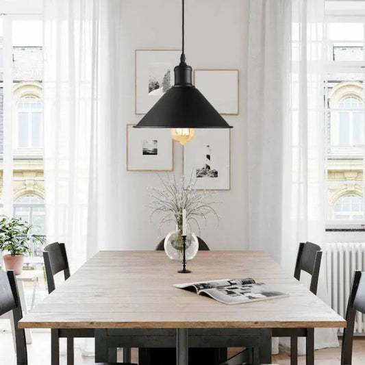 Moderne schwarze Pendelleuchte im Industrial-Stil mit Kegelform – stilvolle Beleuchtung für Wohnzimmer oder Essbereich.