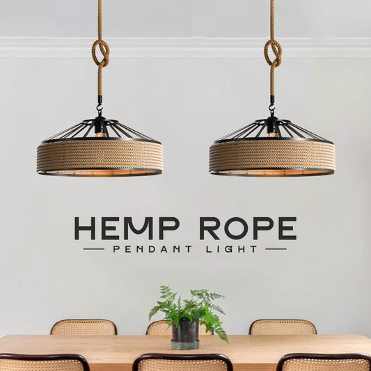 Seillampe aus Eisen und Hanfseil mit schwarzem Lampenschirm im Industrial-Stil.

