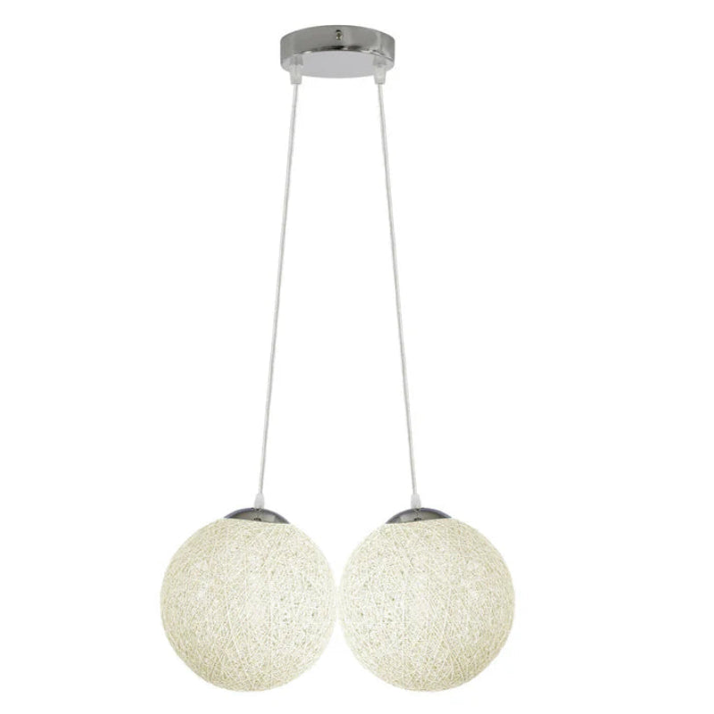 Weiße Pendelleuchte aus Rattan im modernen Stil für stilvolle Raumgestaltung.