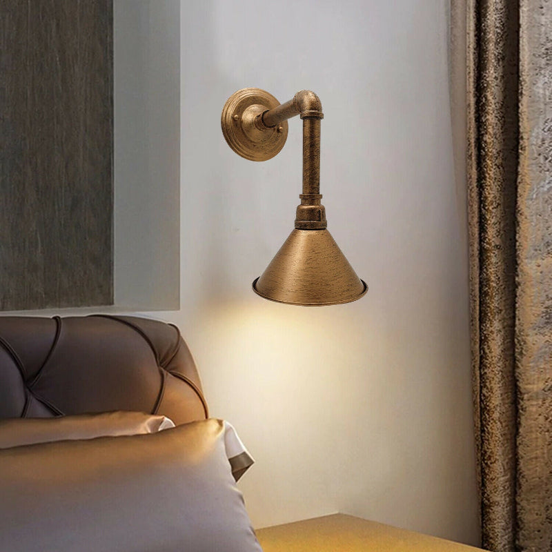 Kupferfarbene Wandleuchte im Industrial-Stil mit robustem Metallschirm